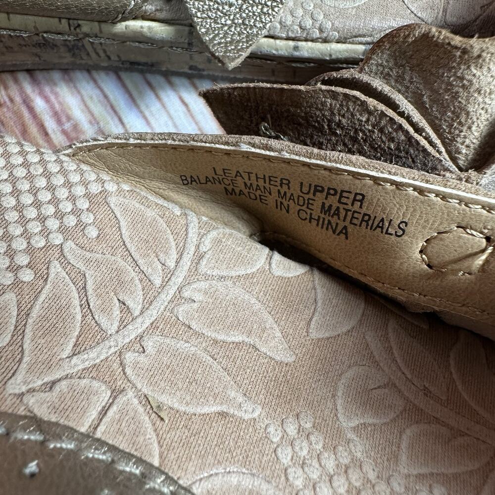 BOC Born Concept Size 8 Bronze Leather Floral Cork Low Wedge Thong Sandals Shoes - Picture 13 of 13